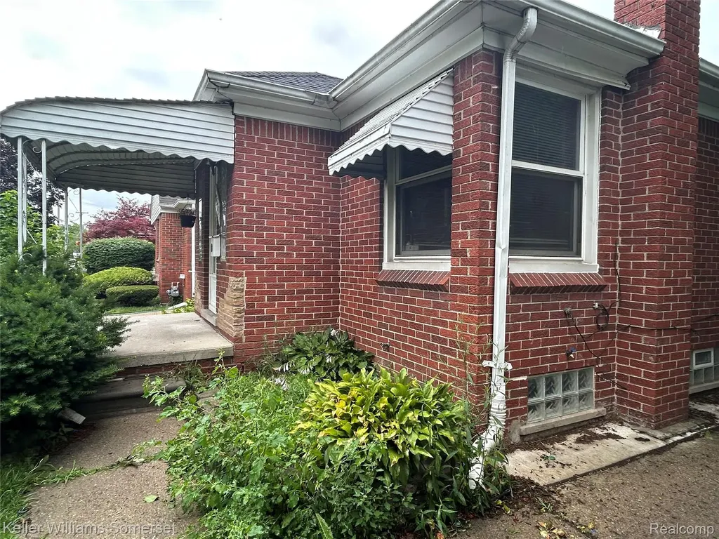 18573 Elkhart Street Harper Woods City MI 48225