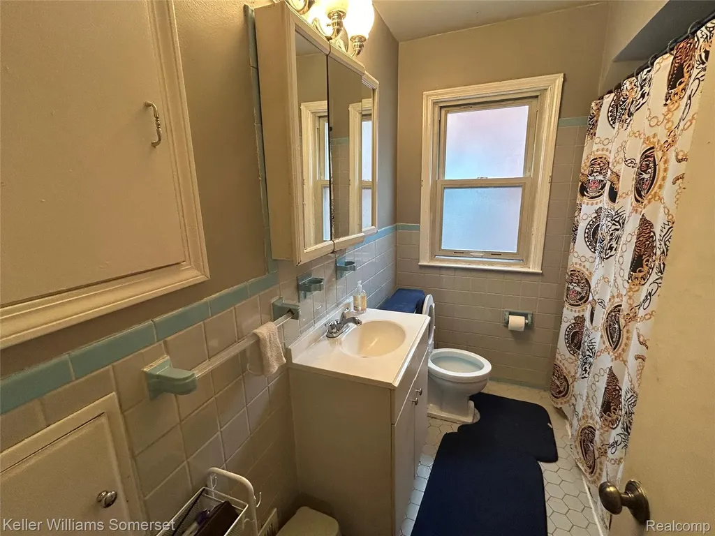 18573 Elkhart Street Harper Woods City MI 48225