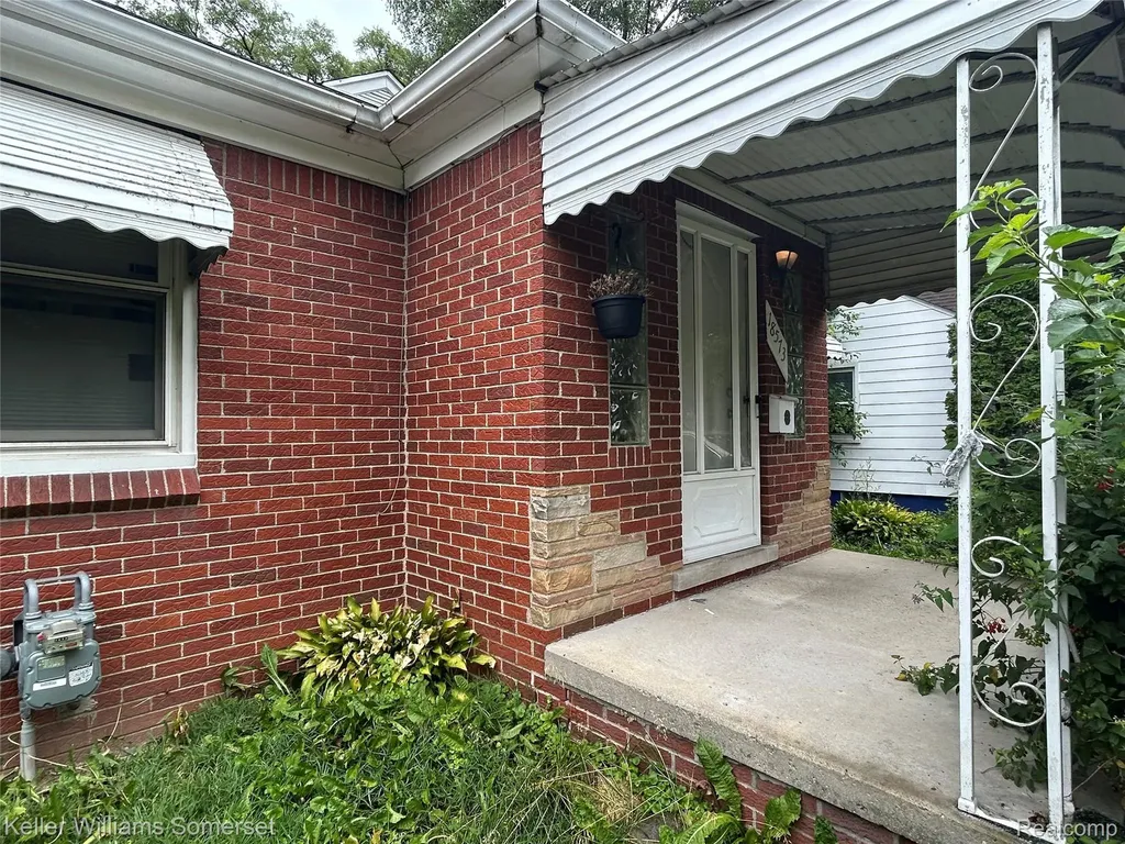 18573 Elkhart Street Harper Woods City MI 48225