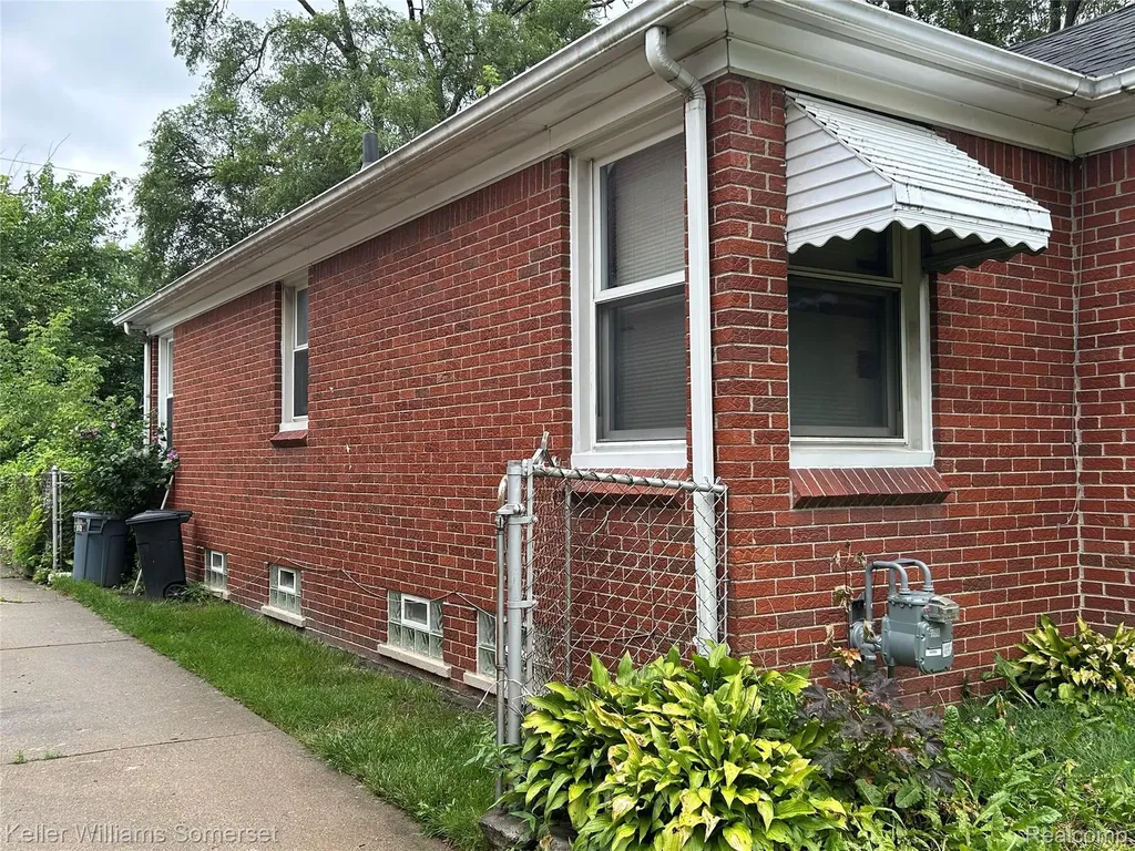 18573 Elkhart Street Harper Woods City MI 48225