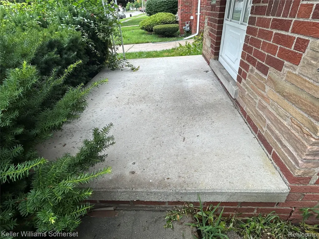 18573 Elkhart Street Harper Woods City MI 48225