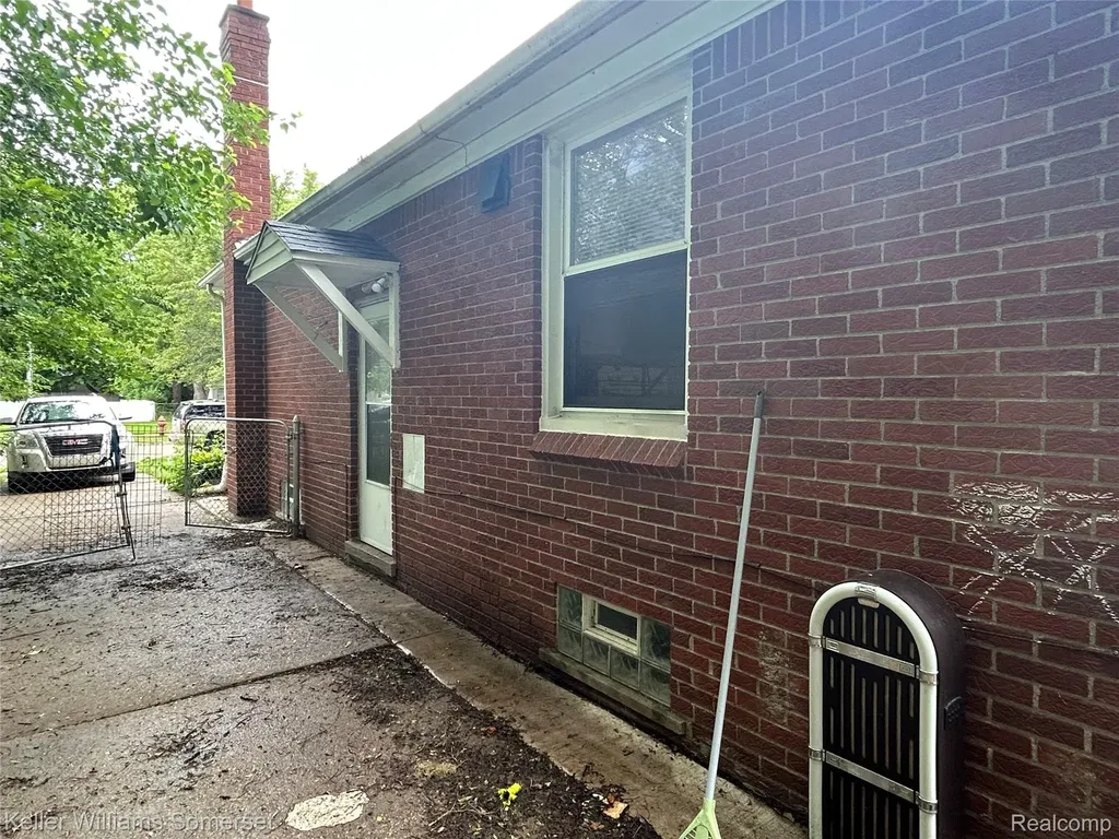 18573 Elkhart Street Harper Woods City MI 48225