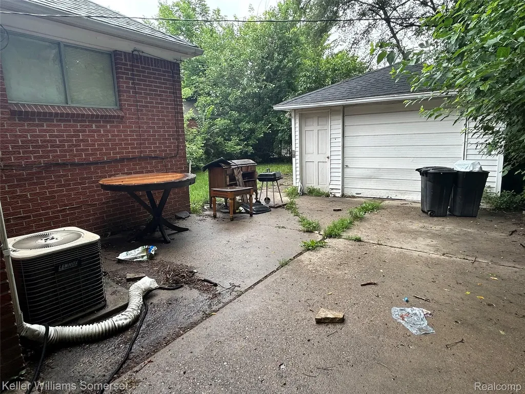 18573 Elkhart Street Harper Woods City MI 48225
