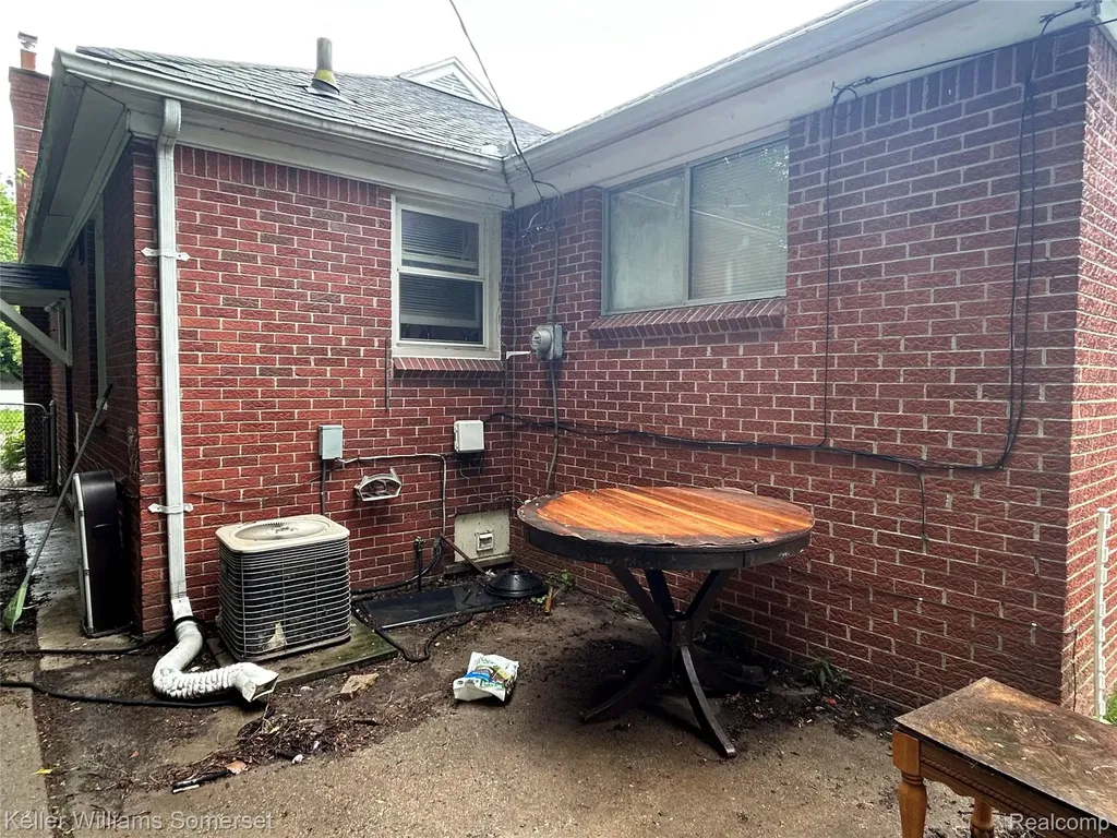 18573 Elkhart Street Harper Woods City MI 48225