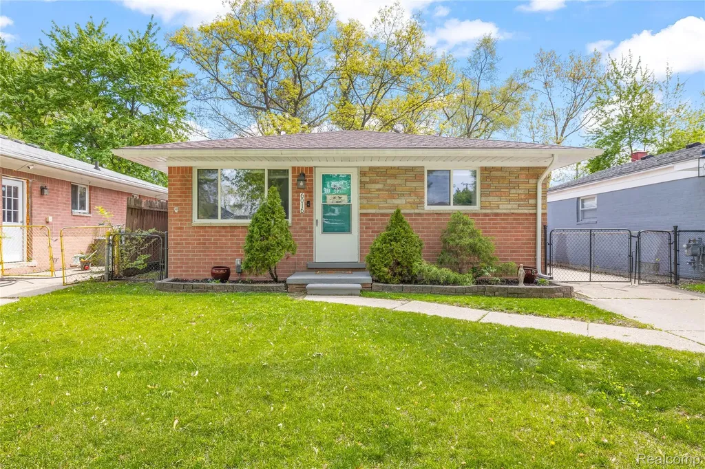 6016 N Berry Street Westland City MI 48185