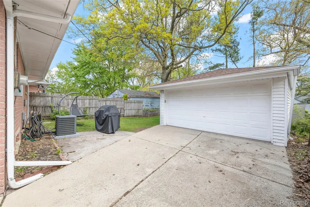 6016 N Berry Street Westland City MI 48185