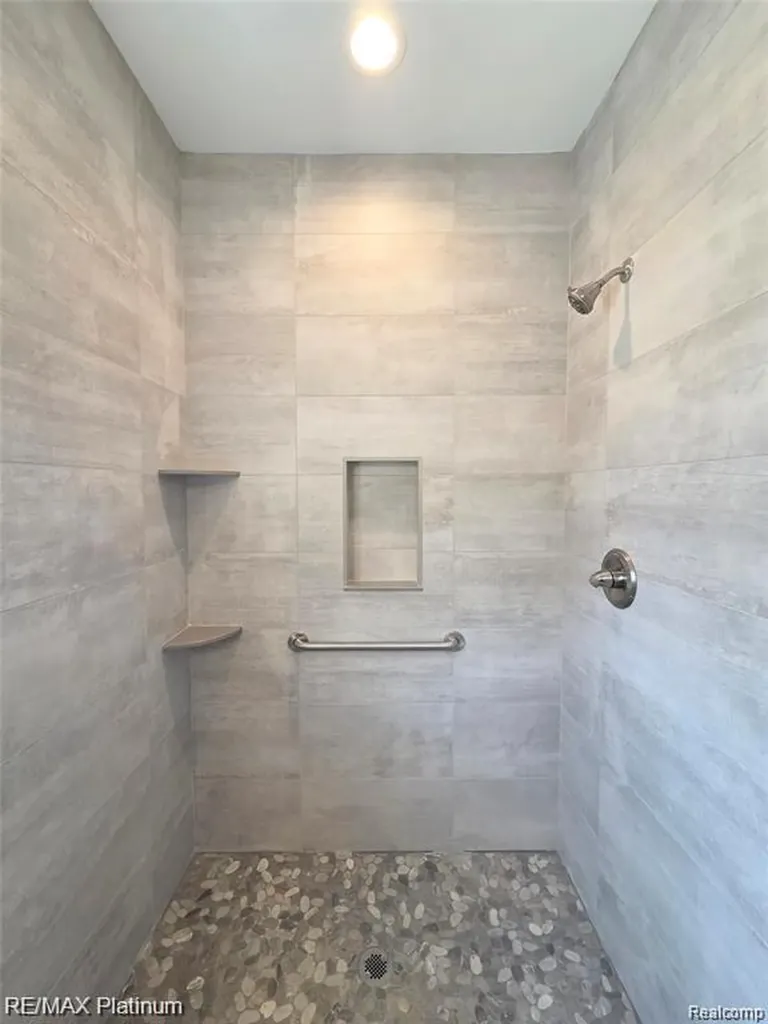 859 Oakwood Circle Fenton City MI 48430