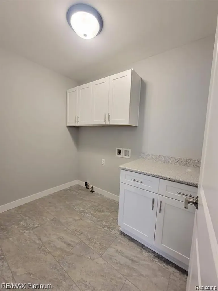 859 Oakwood Circle Fenton City MI 48430