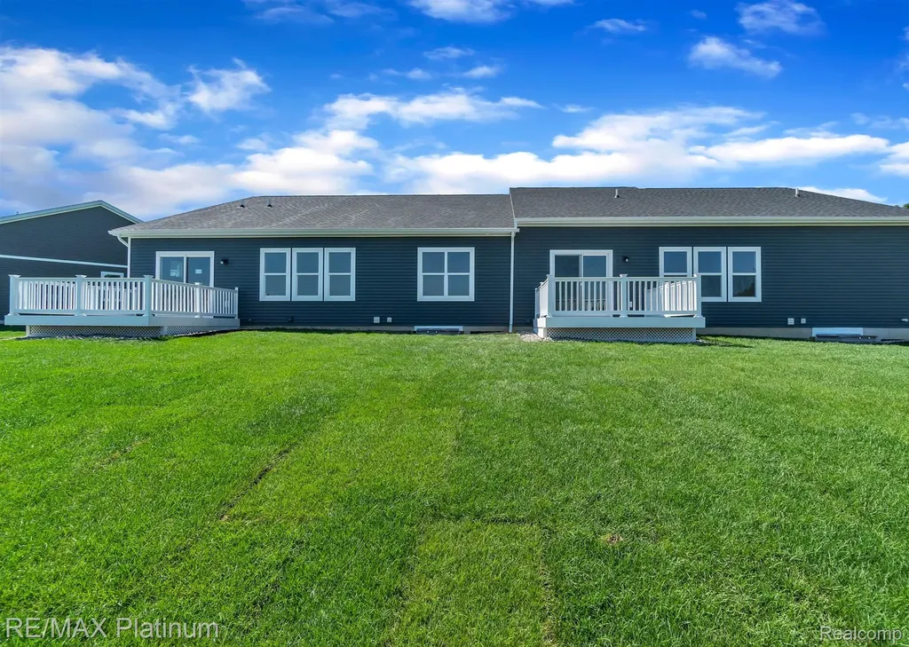 859 Oakwood Circle Fenton City MI 48430