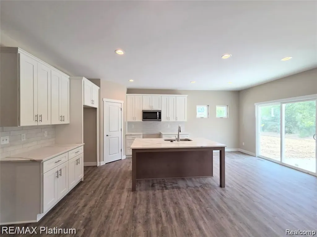 859 Oakwood Circle Fenton City MI 48430