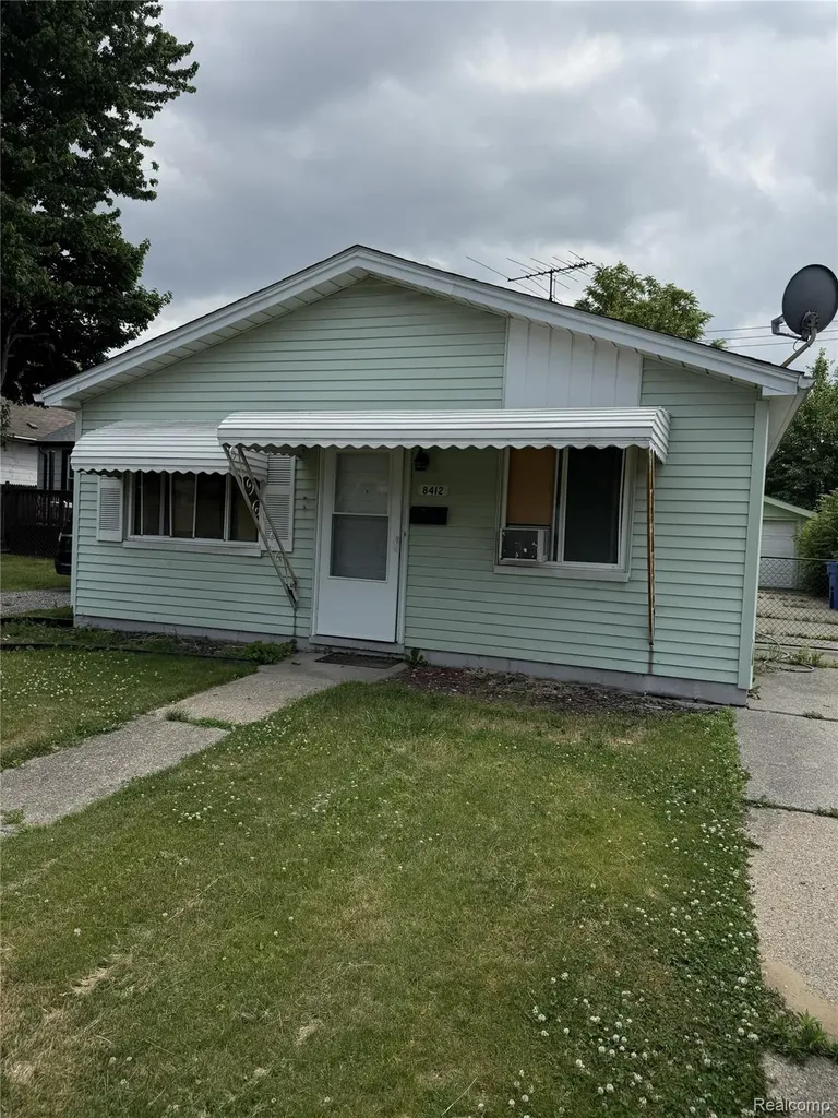 8412 Stephens Road Warren City MI 48089