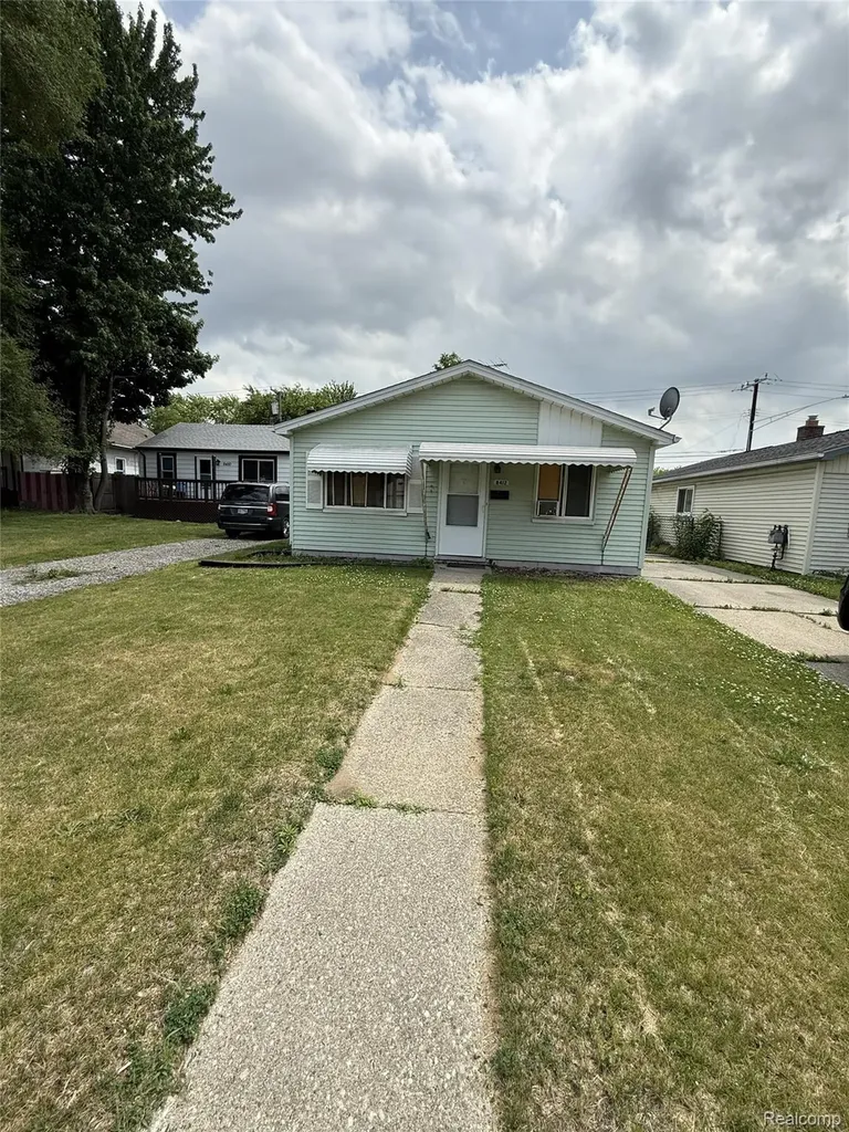 8412 Stephens Road Warren City MI 48089
