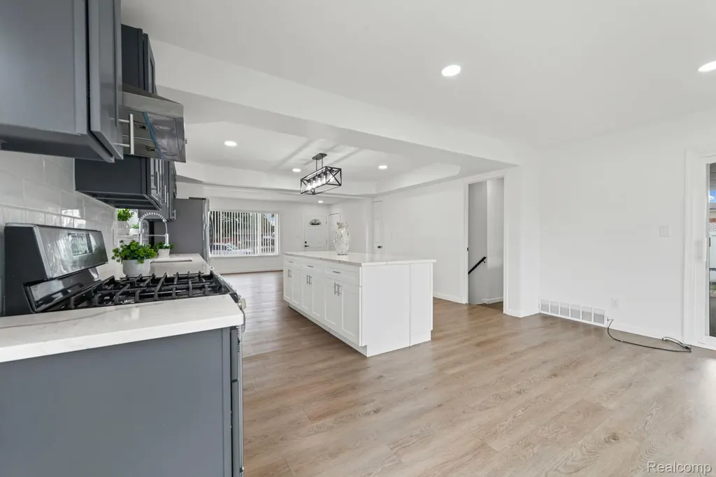 33190 Priehs Court Sterling Heights City MI 48312