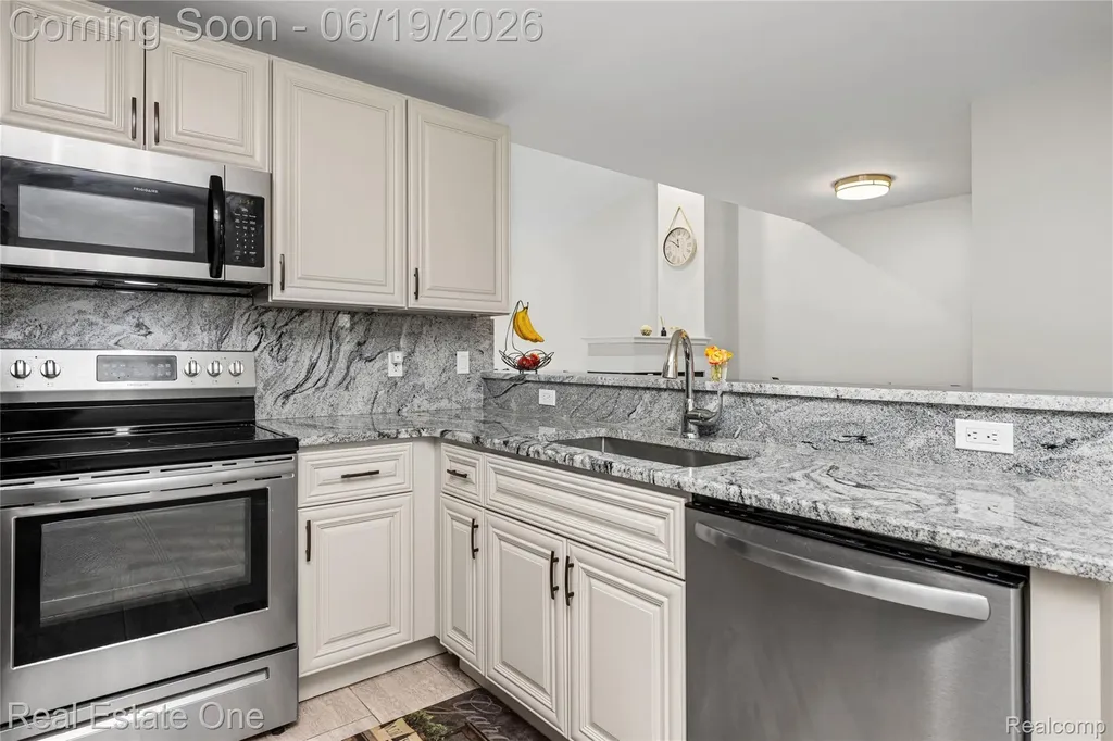 43354 Pendleton Circle Sterling Heights City MI 48313