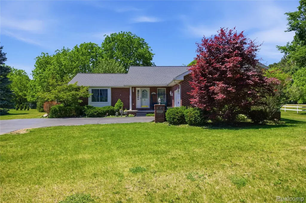 16362 Paddock Club Boulevard Fenton Charter Township MI 48451