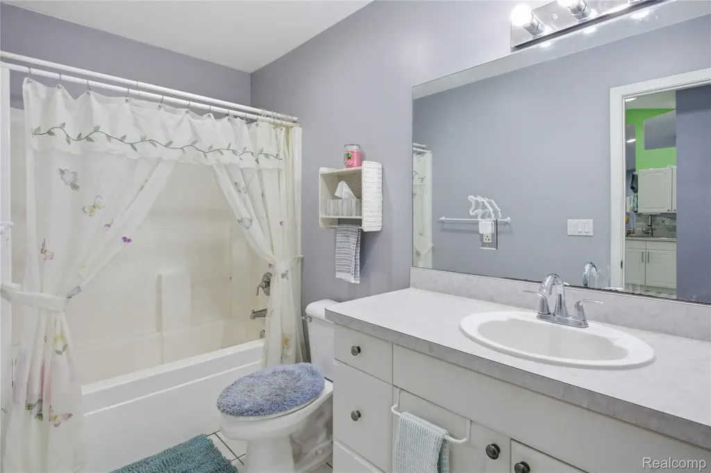 16362 Paddock Club Boulevard Fenton Charter Township MI 48451