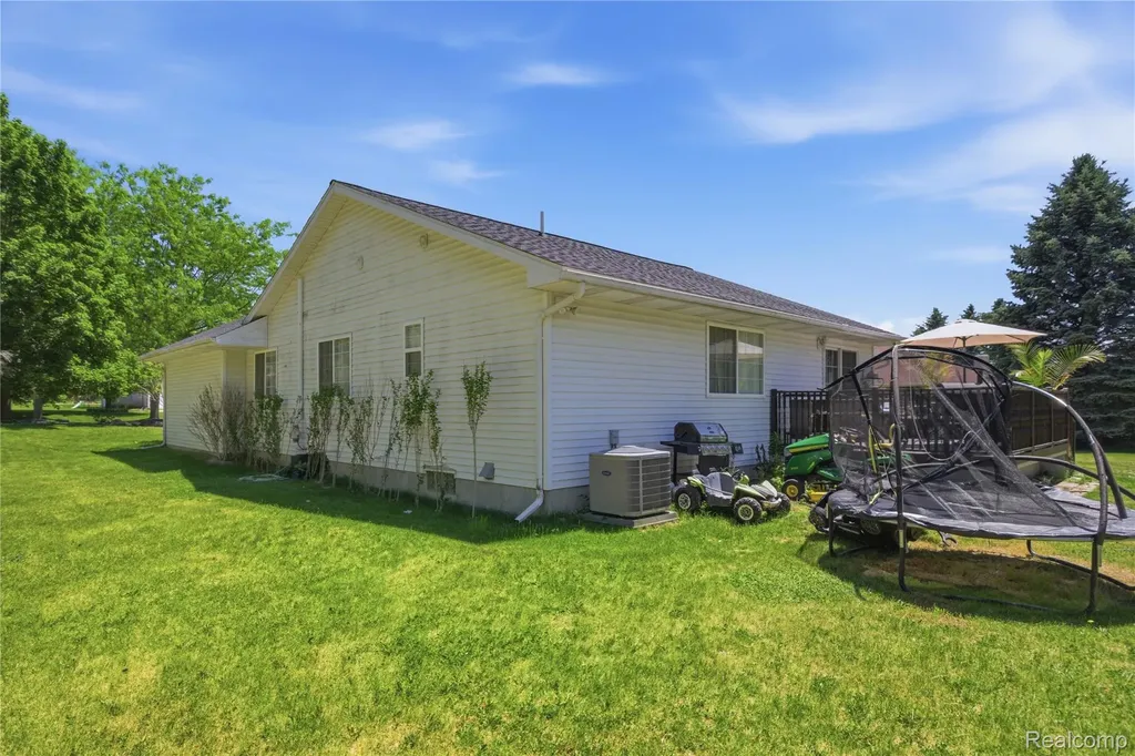 16362 Paddock Club Boulevard Fenton Charter Township MI 48451