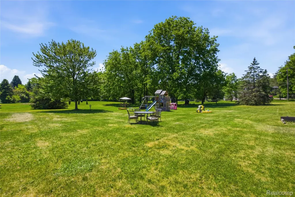 16362 Paddock Club Boulevard Fenton Charter Township MI 48451