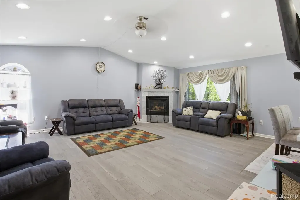 16362 Paddock Club Boulevard Fenton Charter Township MI 48451