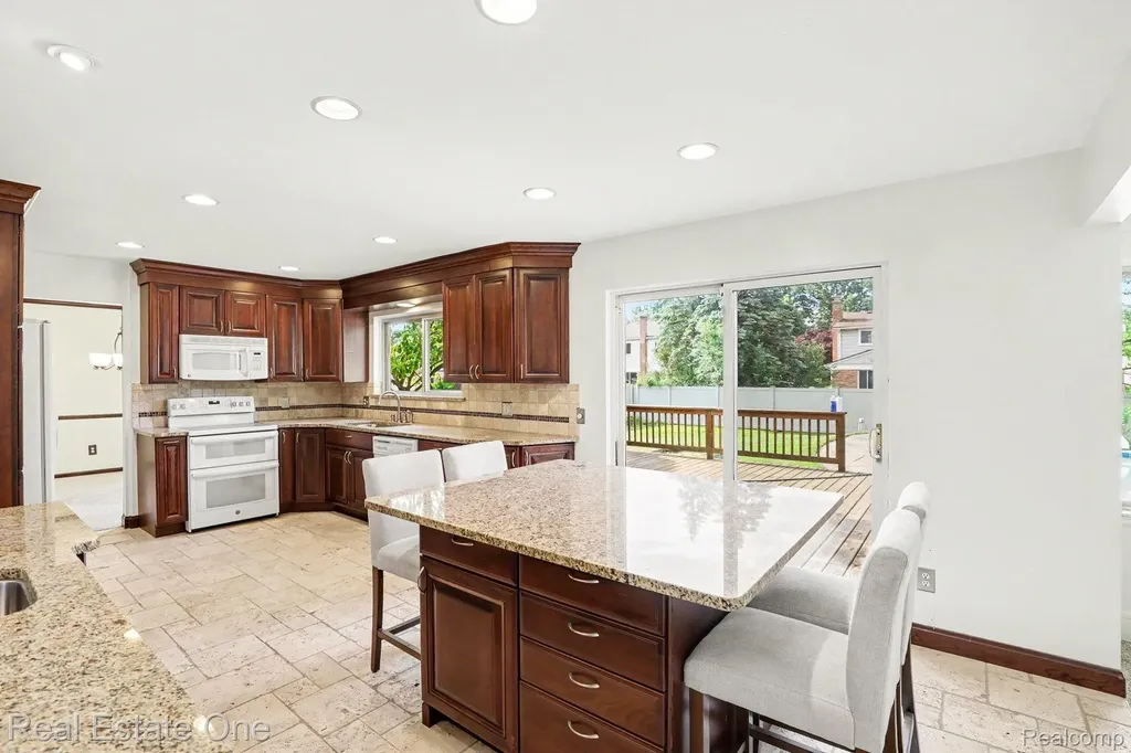 610 Thurber Drive Troy City MI 48085