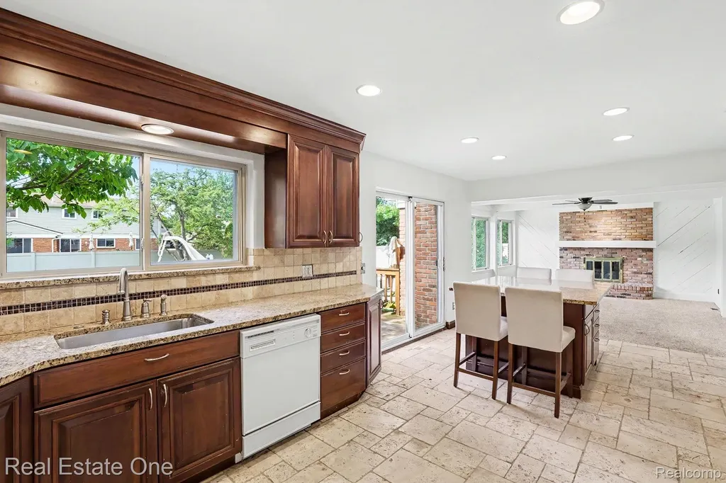 610 Thurber Drive Troy City MI 48085