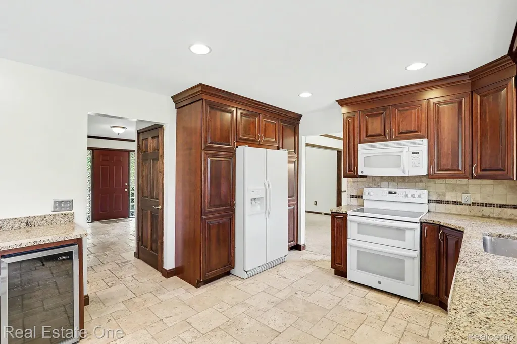 610 Thurber Drive Troy City MI 48085