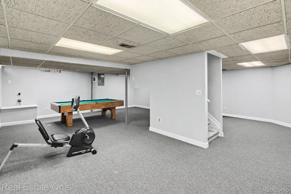 610 Thurber Drive Troy City MI 48085