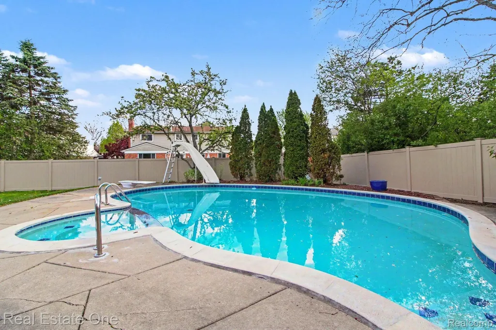 610 Thurber Drive Troy City MI 48085