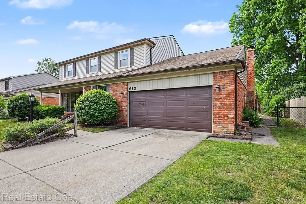 610 Thurber Drive Troy City MI 48085