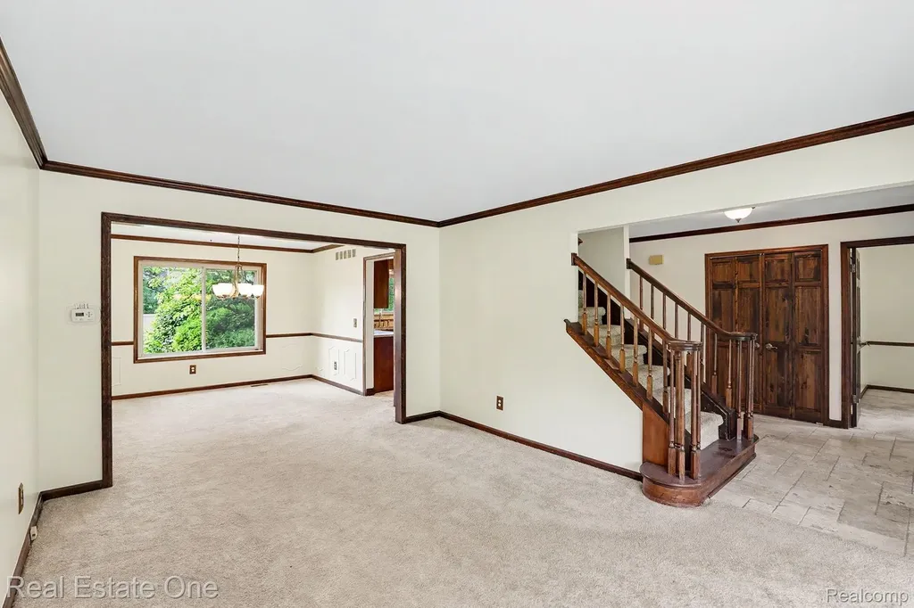 610 Thurber Drive Troy City MI 48085