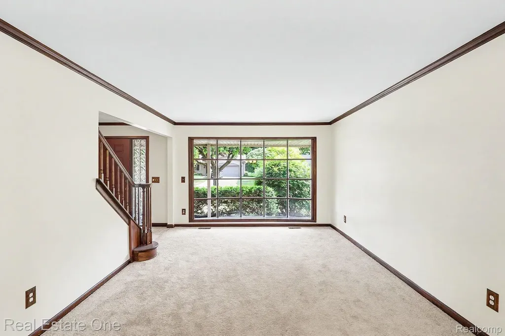 610 Thurber Drive Troy City MI 48085