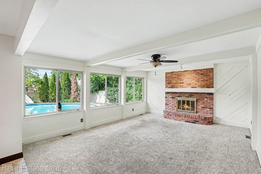 610 Thurber Drive Troy City MI 48085