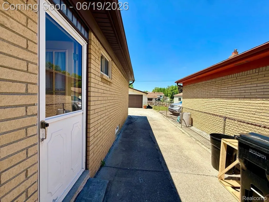 27087 Alden Street Madison Heights City MI 48071