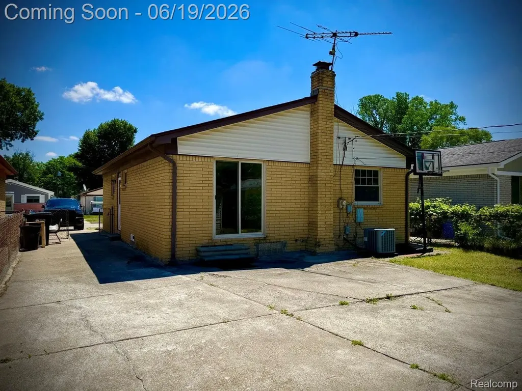 27087 Alden Street Madison Heights City MI 48071