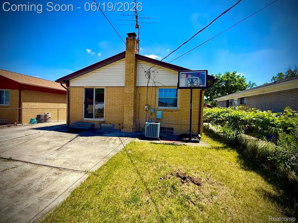 27087 Alden Street Madison Heights City MI 48071
