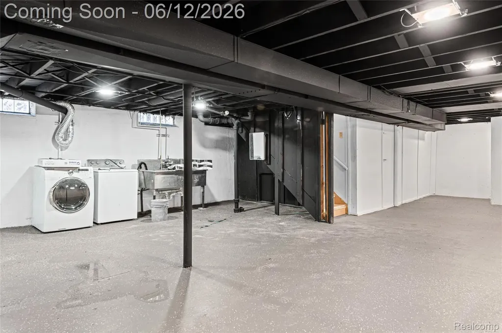 30772 J Carls Street Roseville City MI 48066