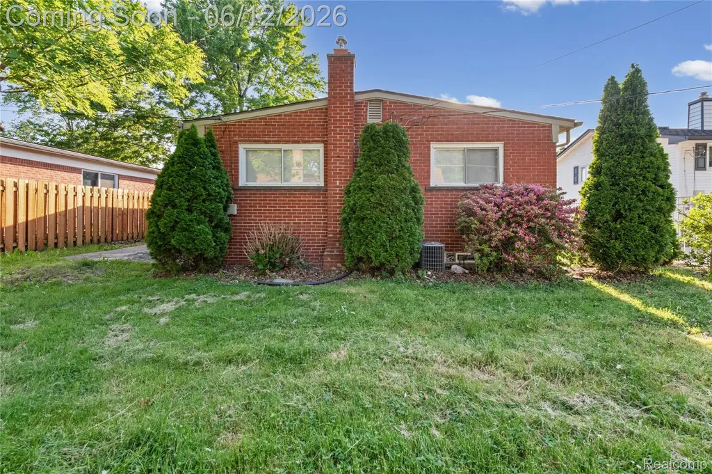 30772 J Carls Street Roseville City MI 48066