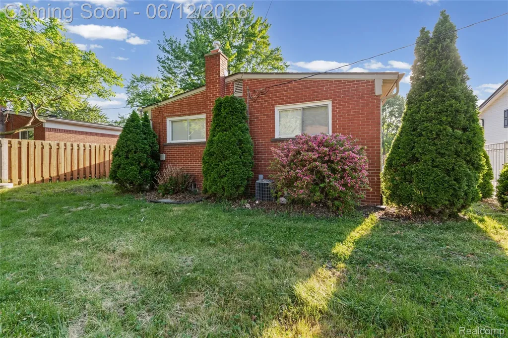 30772 J Carls Street Roseville City MI 48066