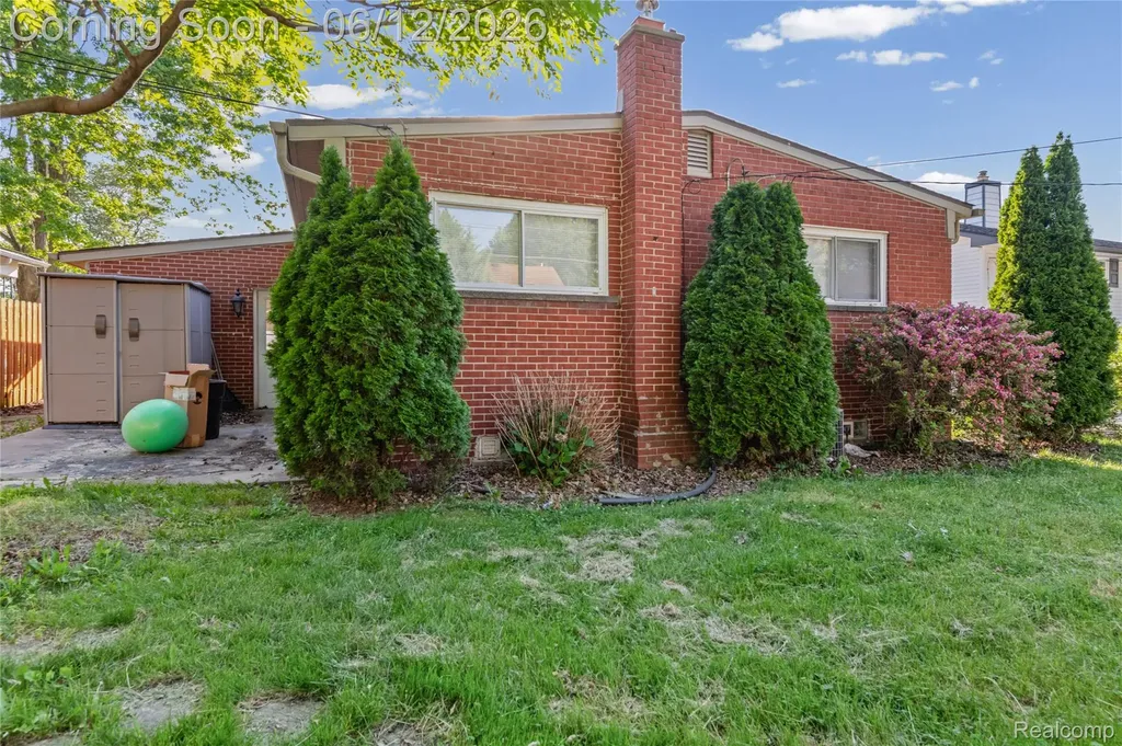 30772 J Carls Street Roseville City MI 48066