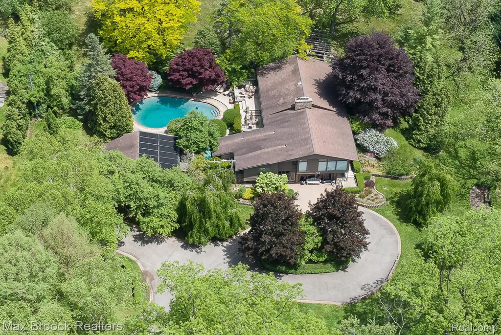 20 Martell Drive Bloomfield Charter Township MI 48304