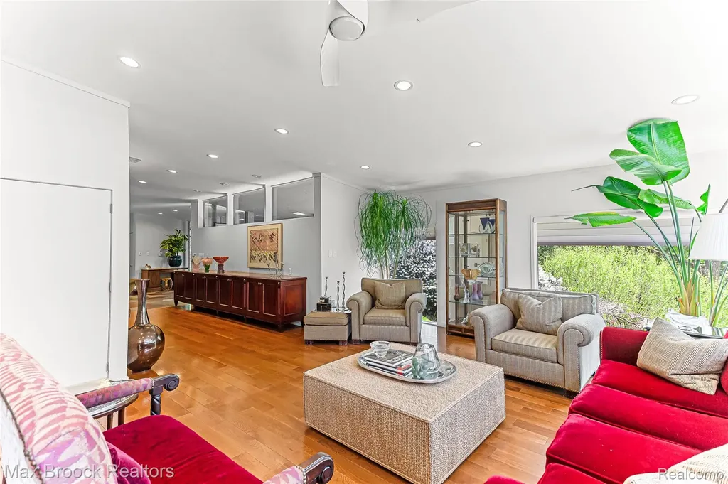 20 Martell Drive Bloomfield Charter Township MI 48304