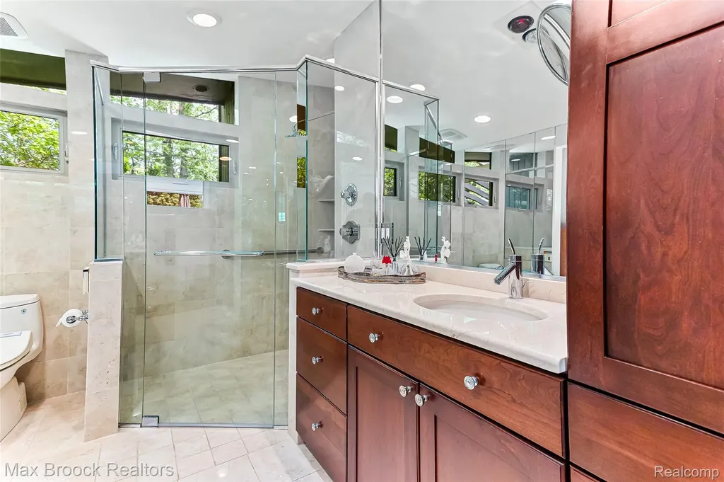 20 Martell Drive Bloomfield Charter Township MI 48304
