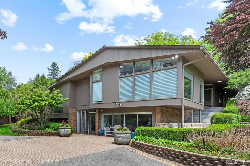 20 Martell Drive Bloomfield Charter Township MI 48304