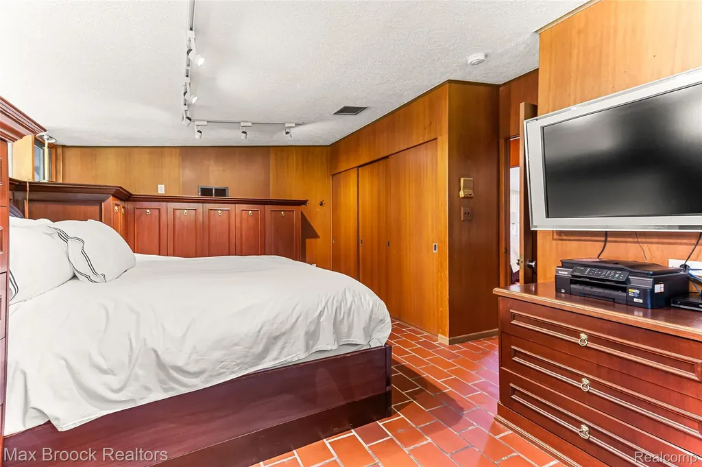 20 Martell Drive Bloomfield Charter Township MI 48304