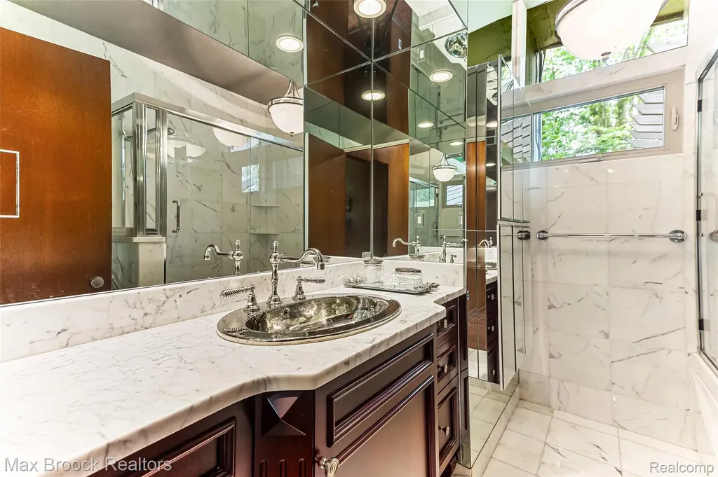 20 Martell Drive Bloomfield Charter Township MI 48304