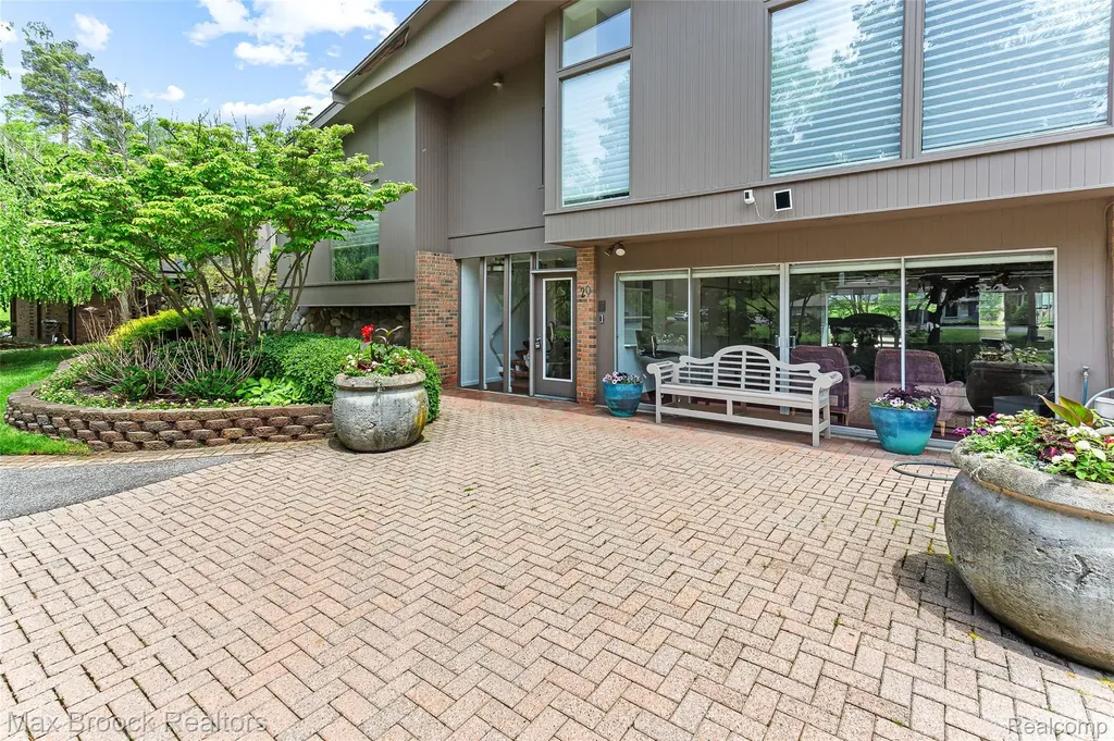 20 Martell Drive Bloomfield Charter Township MI 48304