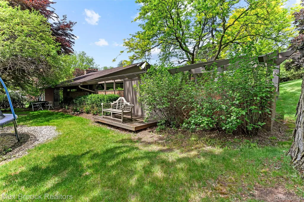 20 Martell Drive Bloomfield Charter Township MI 48304