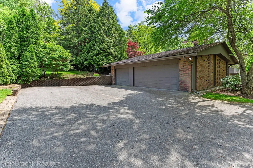 20 Martell Drive Bloomfield Charter Township MI 48304