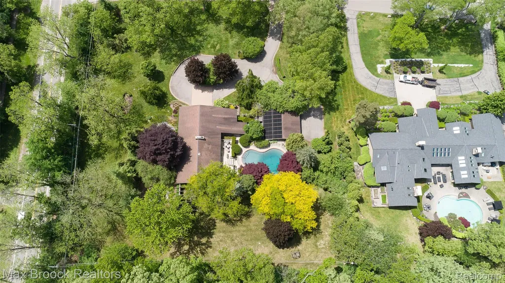 20 Martell Drive Bloomfield Charter Township MI 48304