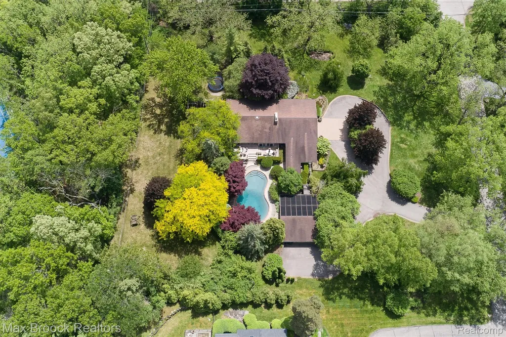 20 Martell Drive Bloomfield Charter Township MI 48304